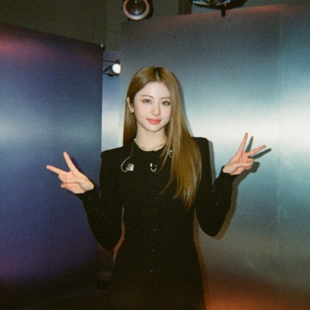 HUH YUNJIN (허윤진)