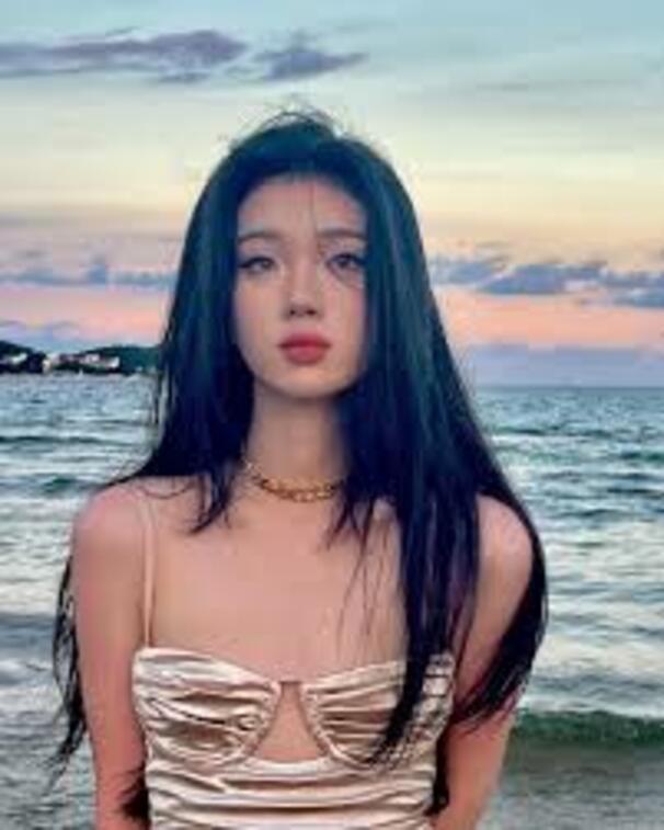 Shan Yichun (单依纯)