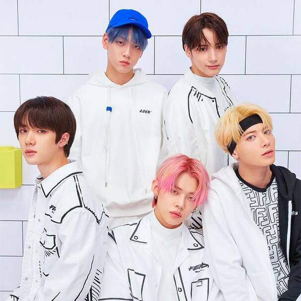 TOMORROW X TOGETHER (TXT)