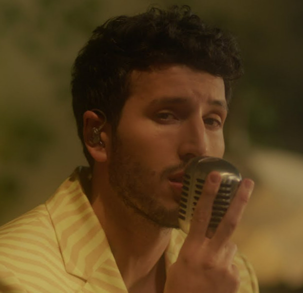 Dos Oruguitas (Live Performance)