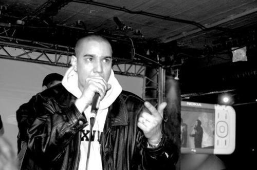 Le cul ferme et les oreilles ouvertes