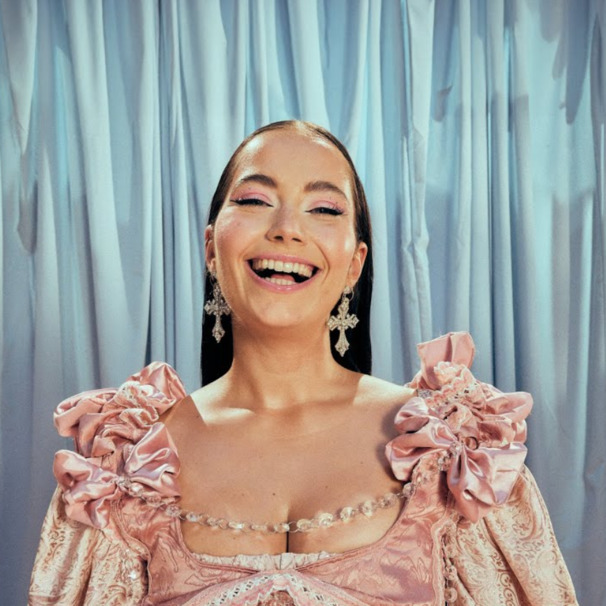 MARIA PRZED OŁTARZEM